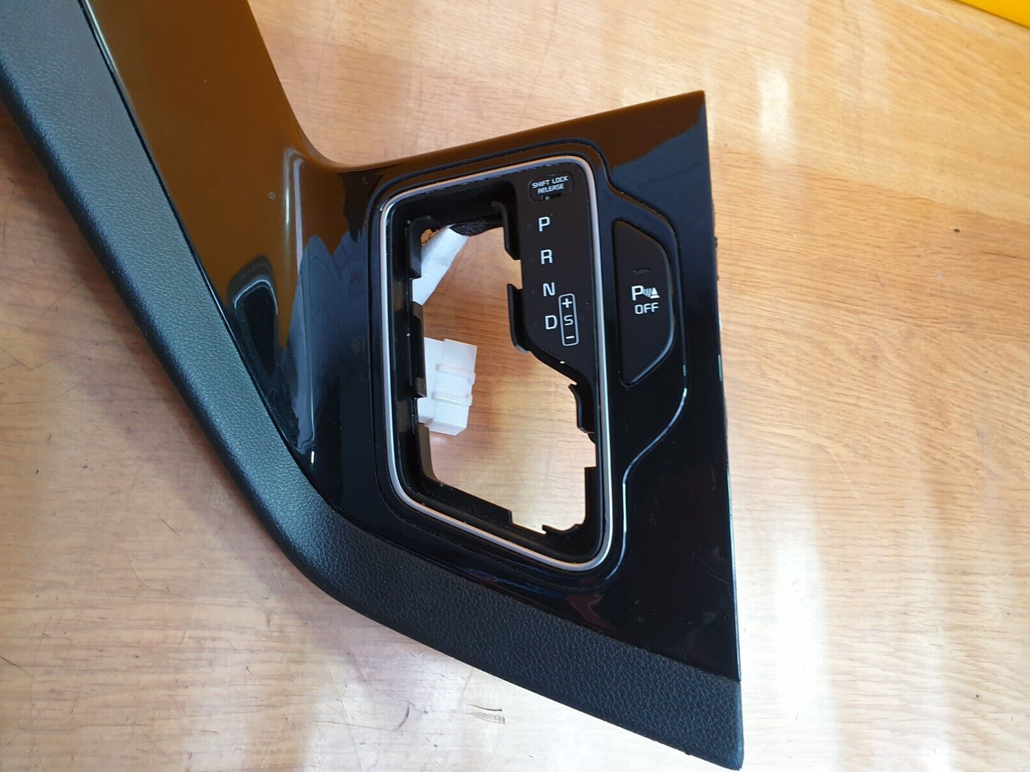 ✅2016 KIA NIRO 2 EV S-A 1.6P GEAR SELECTOR SHIFTER SURROUND TRIM 84651-G5900 - Image 2