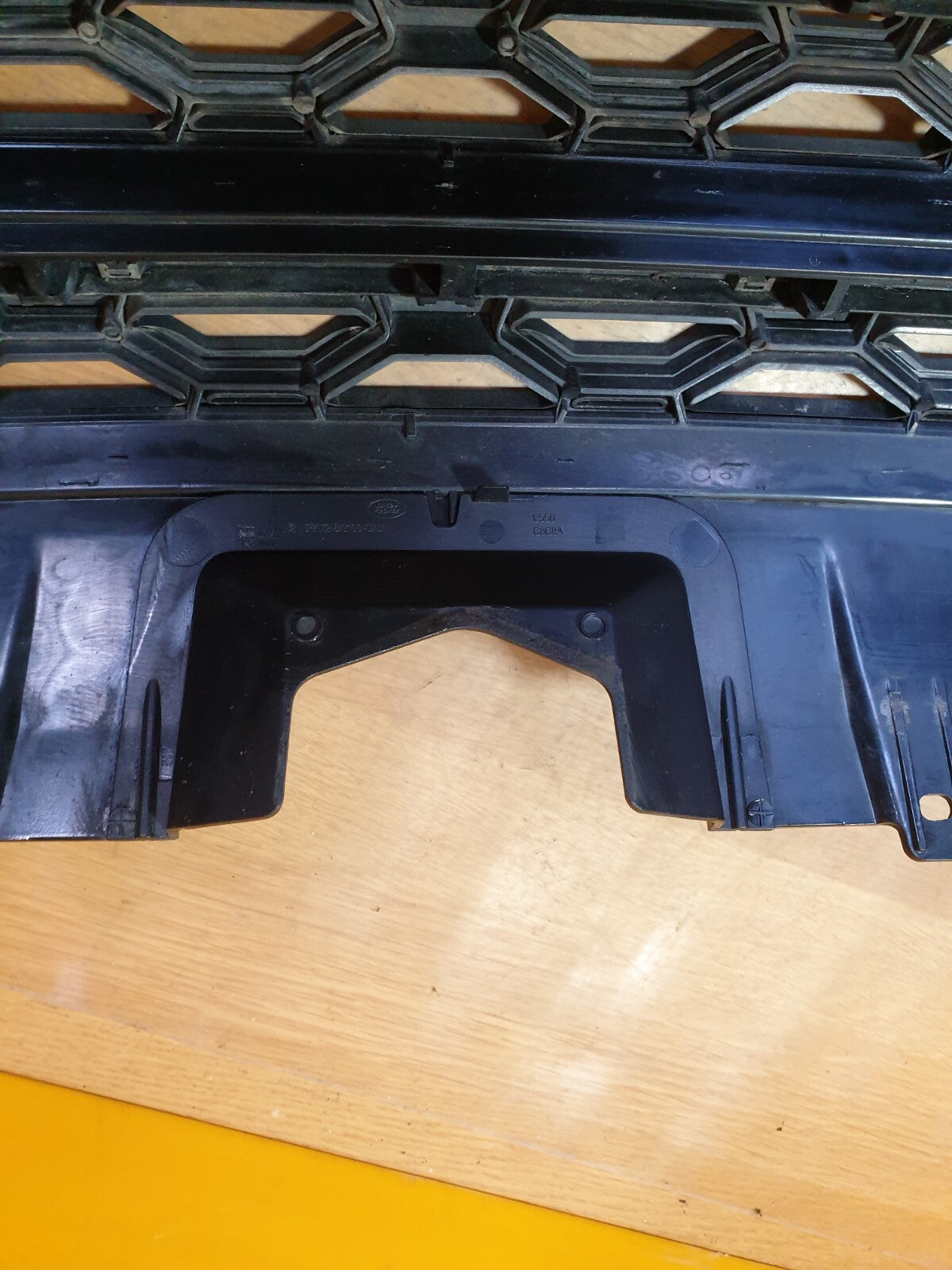 ✅2015 LAND ROVER DISCOVERY SPORT L550 FRONT BUMPER CENTRE GRILL FK72-BA100-CAW - Image 5