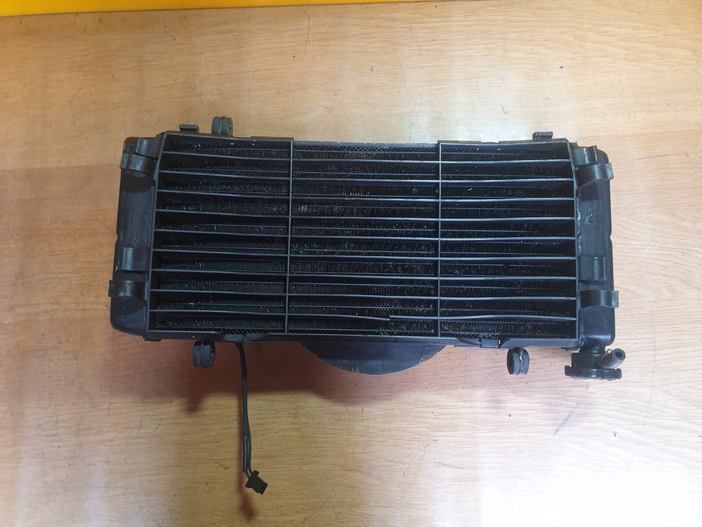 HONDA VFR750 1995 PETROL COOLING RADIATOR WITH FAN SSW96100E Warranty A182 - Image 1