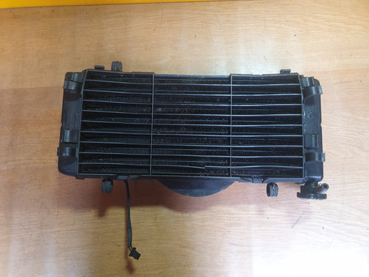 HONDA VFR750 1995 PETROL COOLING RADIATOR WITH FAN SSW96100E Warranty A182 - Image 1