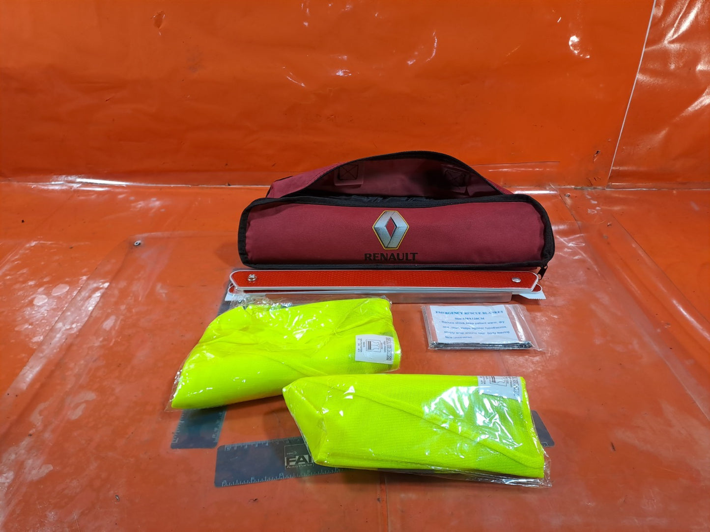 ✅2015 RENAULT ZOE DYNAMIQUE EMERGENCY WARNING HAZARD TRIANGLE BLANKET & BAG A317 - Image 5