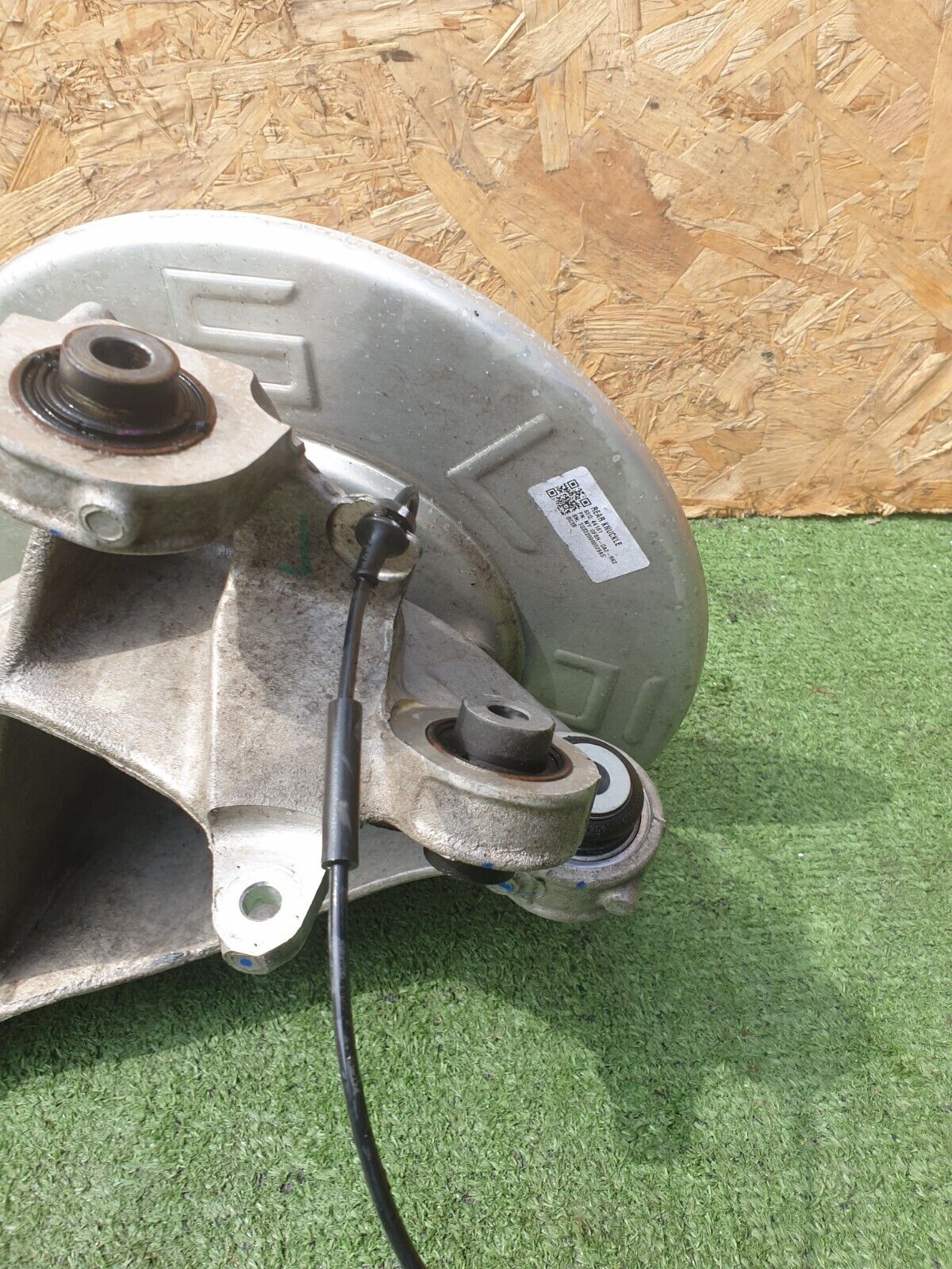 2022 TESLA MODEL Y REAR RIGHT SPINDLE KNUCKLE HUB 1044666-00-C + WARRANTY A172