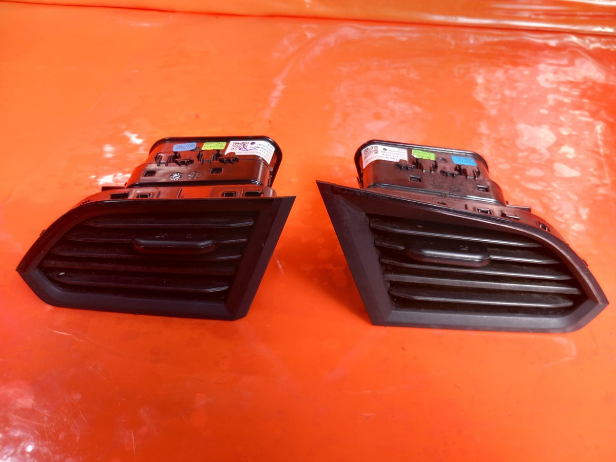 VW Transporter T30 2.0 Diesel 2021 Dashboard Air Vents Pair 7L2819704B A410 - Image 2