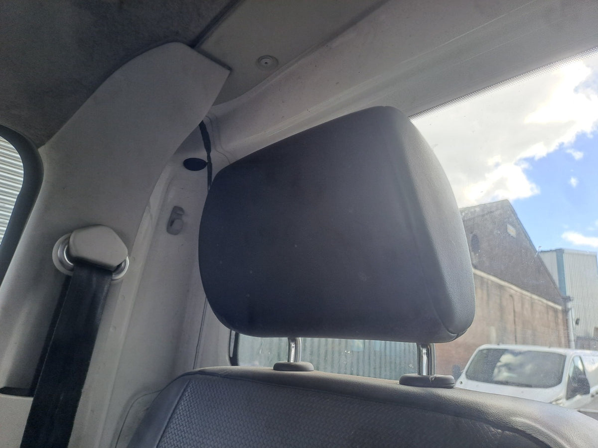 2021 VW Transporter T30 Headrest Black Warranty A410 - Image 2