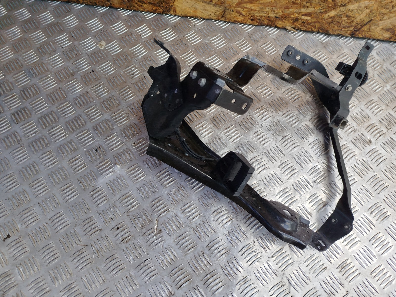 ✅MERCEDES C250 W204 2.1 DIESEL 2011 FRONT LEFT HEADLIGHT BRACKET A2046200991 - Image 8