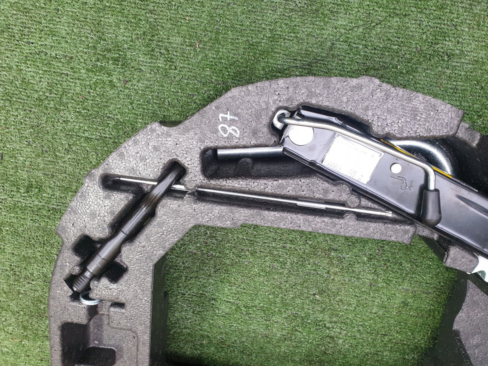 ✅2018 AUDI A1 8X 1.4TFSI FOAM JACK TOOL KIT 8X0012109C 6R0011031K +WARRANTY A087 - Image 3