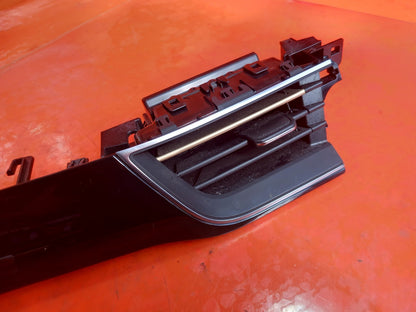 Renault Captur 1.6 Petrol 2023 Front Center Dashboard Air Vent 687618406R A392 - Image 5