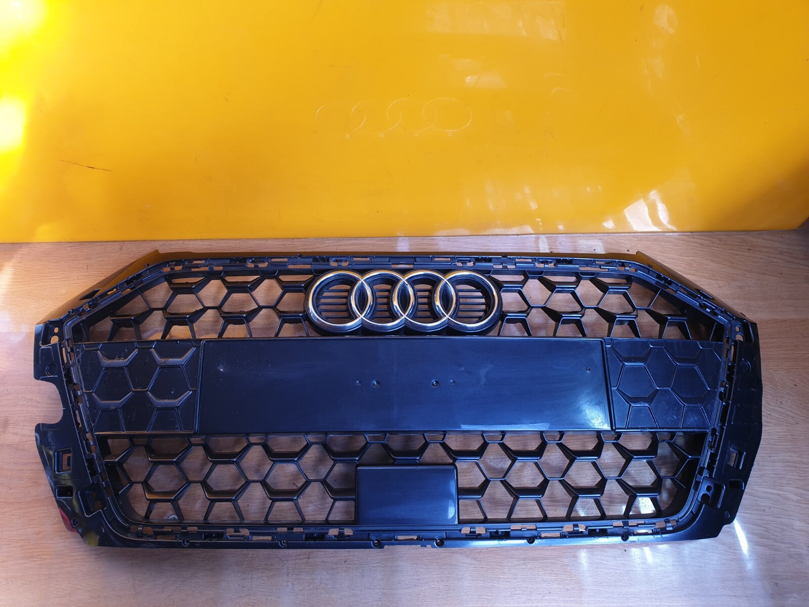 2019 AUDI A1 SPORTBACK 1.0P FRONT BUMPER GRILLE 82A853651B fire defect - Image 1