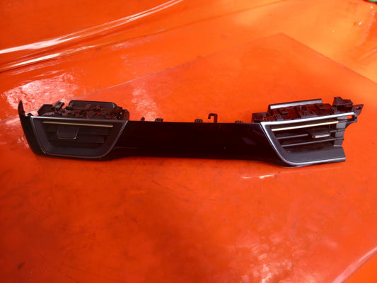 Renault Captur 1.6 Petrol 2023 Front Center Dashboard Air Vent 687618406R A392 - Image 2