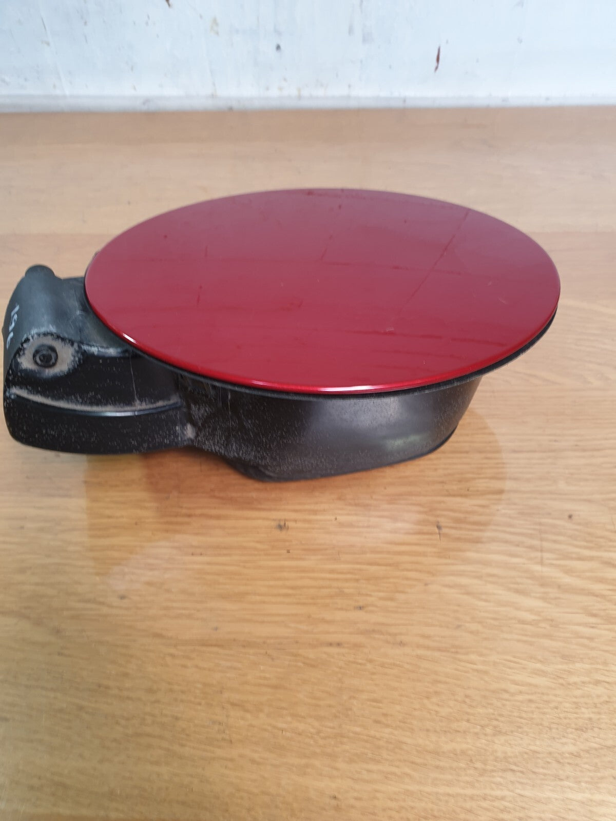 ✅2017 JAGUAR F-PACE X761 3.0P FUEL FILLER FLAP RED HK8327936 + WARRANTY A196 - Image 2