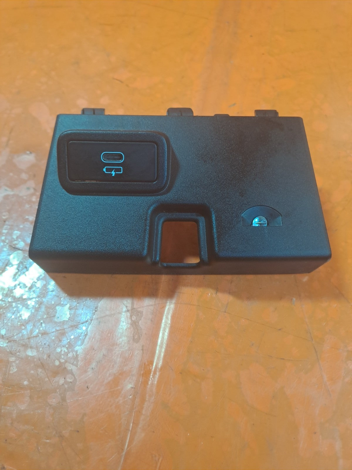 ✅BMW G20 330E 2.0 PETROL 2023 CENTRE CONSOLE USB SOCKET PORT 6807232 A340 - Image 1
