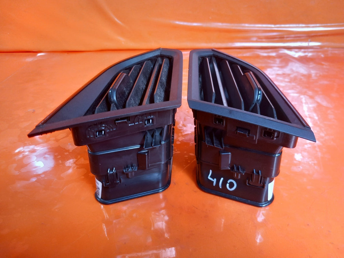 VW Transporter T30 2.0 Diesel 2021 Dashboard Air Vents Pair 7L2819704B A410 - Image 3