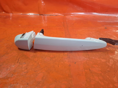 ✅BMW F33 420D M SPORT 2.0 DIESEL 2015 EXTERIOR DOOR HANDLE WHITE Warranty A367 - Image 1