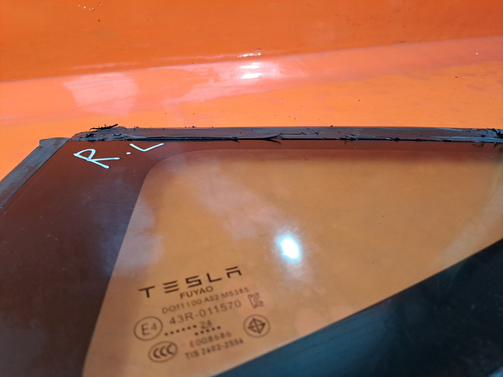 TESLA MODEL 3 LONG 2024 REAR LEFT QUARTER WINDOW GLASS 43R-011570 1910989-00-C - Image 11