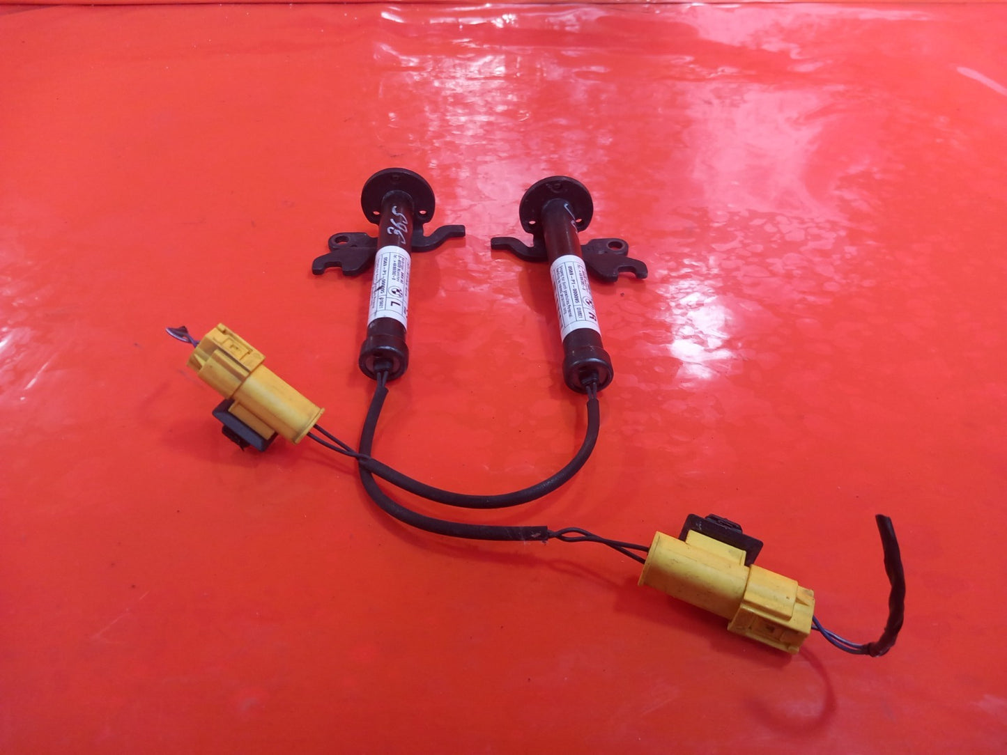 BMW F40 116D 1.5 Diesel 2021 Bonnet Hinge Actuators Pair 0589-P1-000095 A365 - Image 3