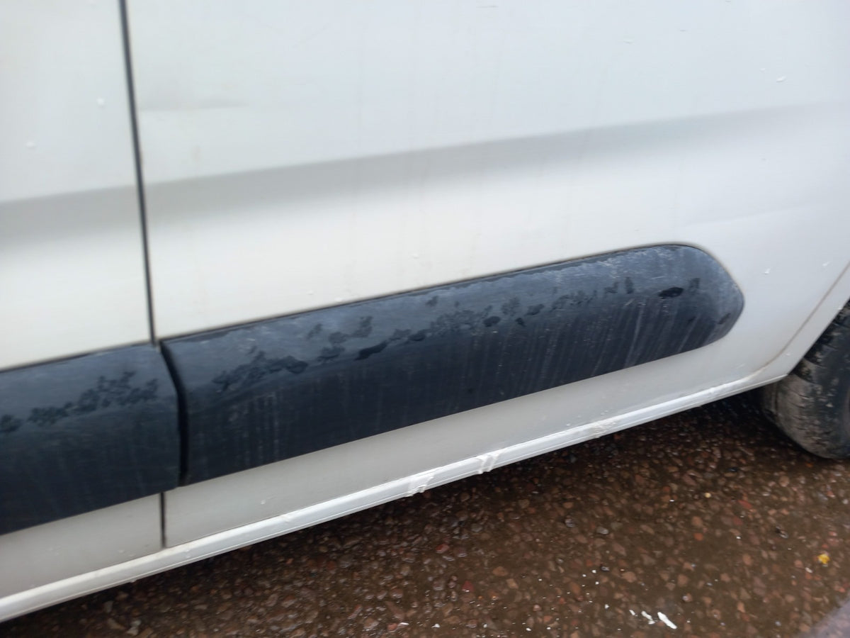 2022 Peugeot Partner K9 Left Sliding Door Lower Moulding Warranty A419 - Image 1