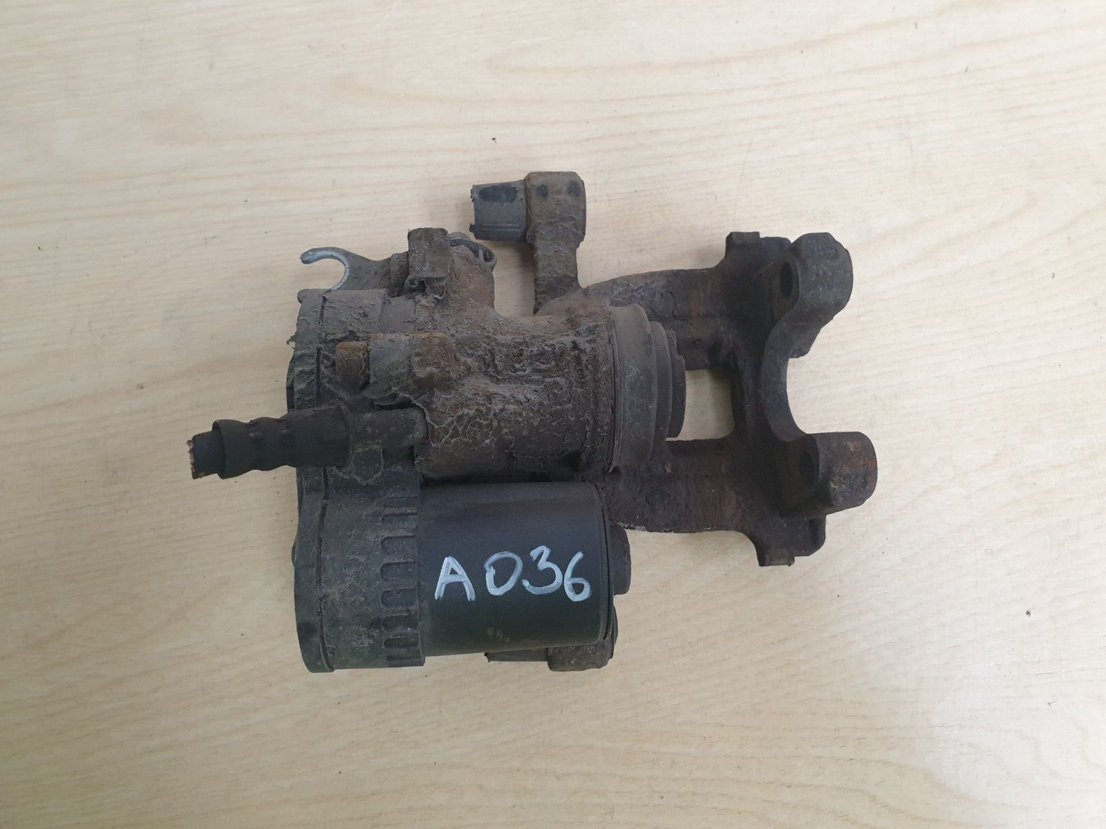 BMW F46 216D 1.5 DIESEL 2018 LEFT REAR BRAKE CALIPER - Image 2