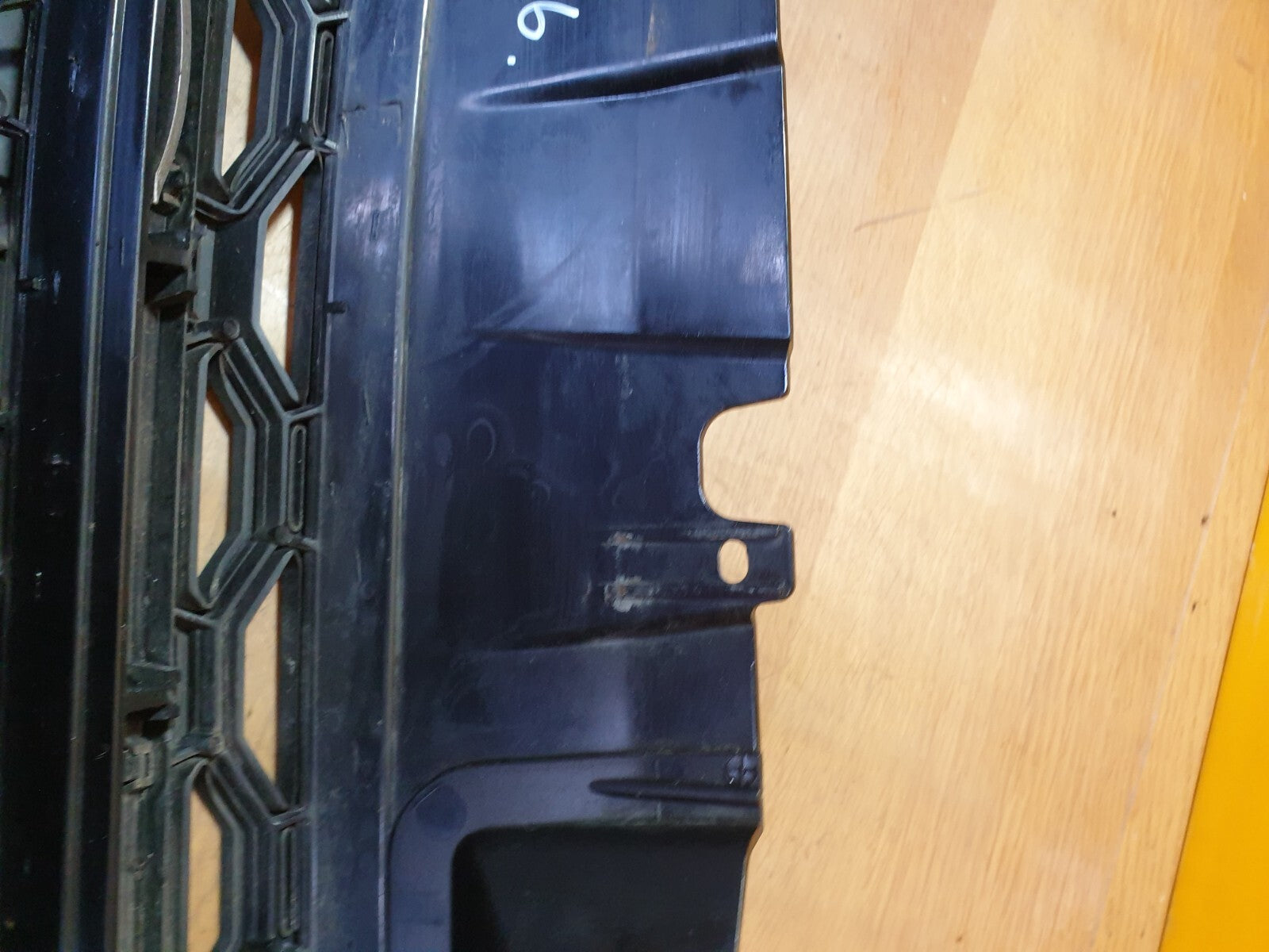 ✅2015 LAND ROVER DISCOVERY SPORT L550 FRONT BUMPER CENTRE GRILL FK72-BA100-CAW - Image 4