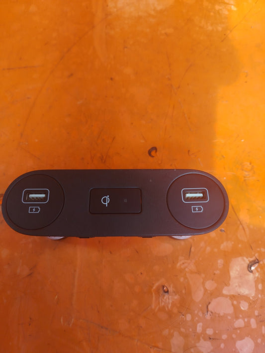 ✅2024 HYUNDAI IONIQ 5 DOUBLE USB CHARGING PORT 96125-GI000 + WARRANTY A226 - Image 1