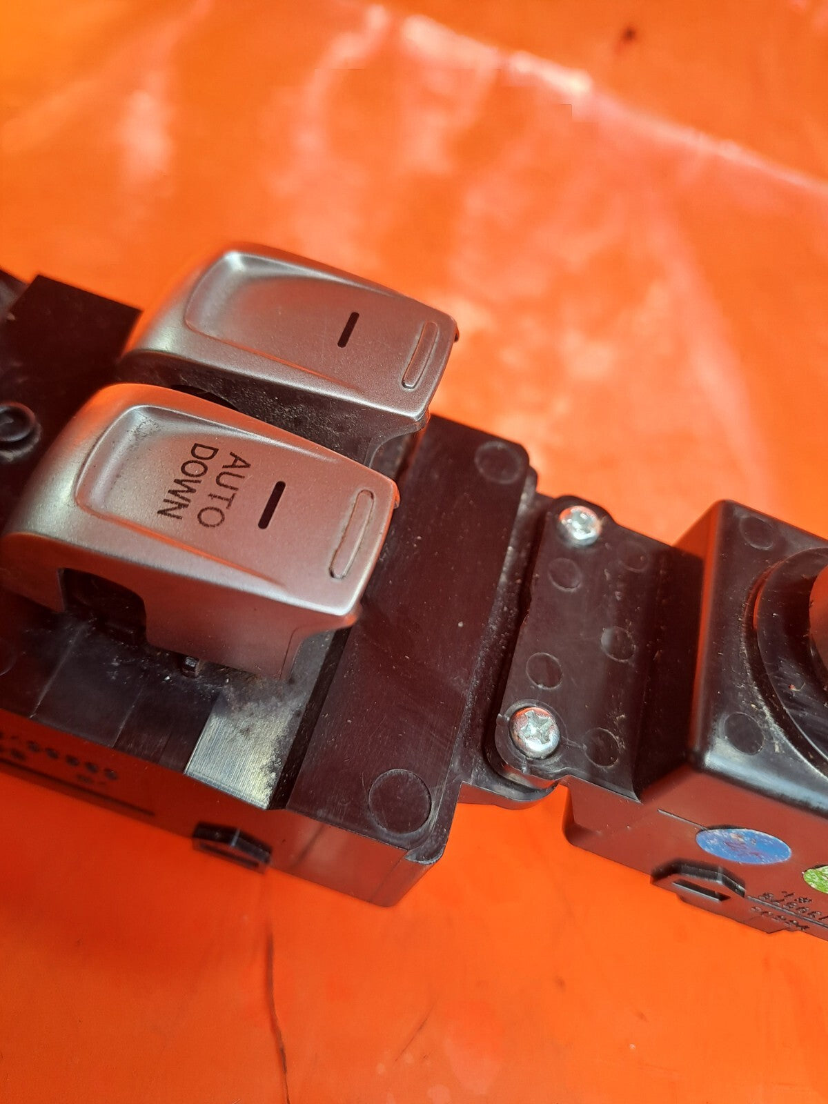 ✅SSANGYONG TIVOLI ELX 1.6 PETROL 2015 FRONT RIGHT WINDOW SWITCH 299139566 A221 - Image 11