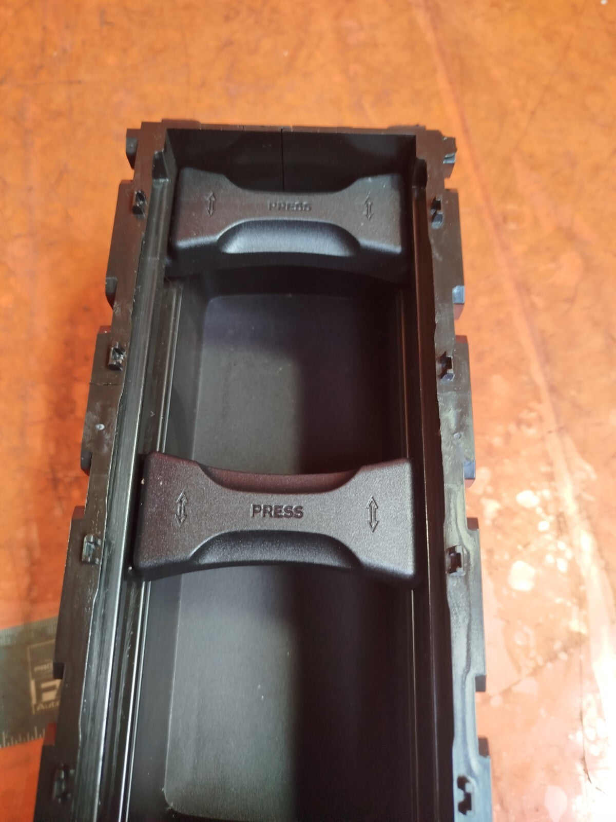 ✅Ford Focus Active X 1.0 Petrol 2021 FRONT CENTRE CONSOLE STORAGE COMPARTMENT - Image 9