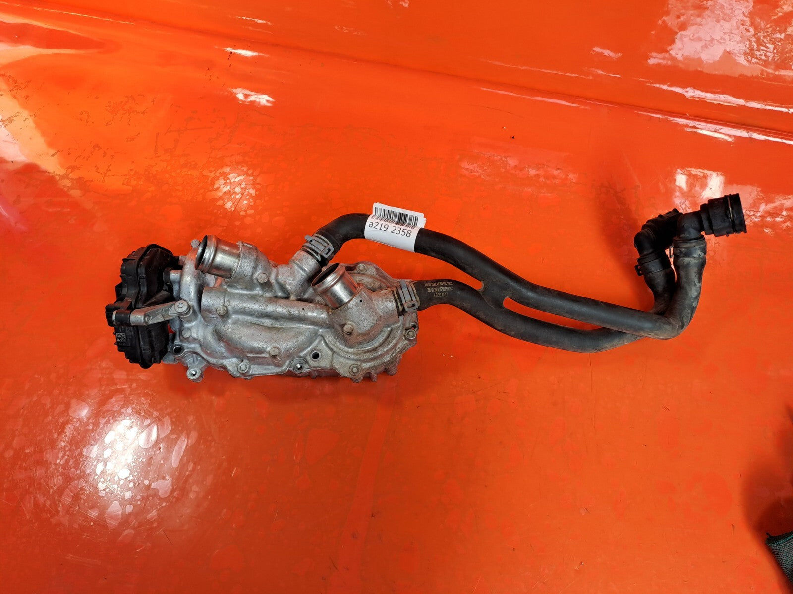 VW TAIGO LIFE 1.0 PETROL 2023 WATER COOLANT PUMP THERMOSTAT HOUSING 05E907593 - Image 2