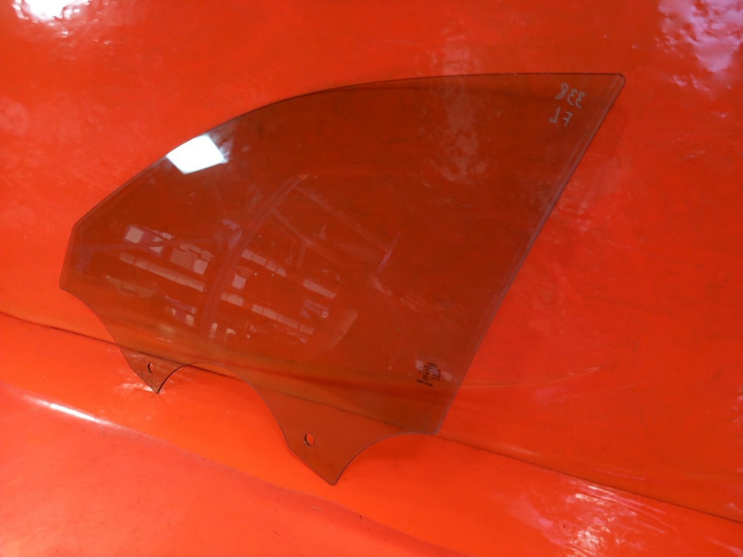 Audi A3 1.6 Diesel 2013 Front Left Window Glass 43R-001025 Warranty A338 - Image 2
