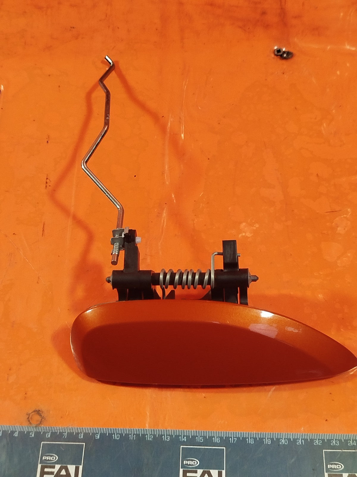 ✅2024 DACIA DUSTER JOURNEY FRONT RIGHT EXTERIOR DOOR HANDLE ORANGE WARRANTY A364 - Image 1