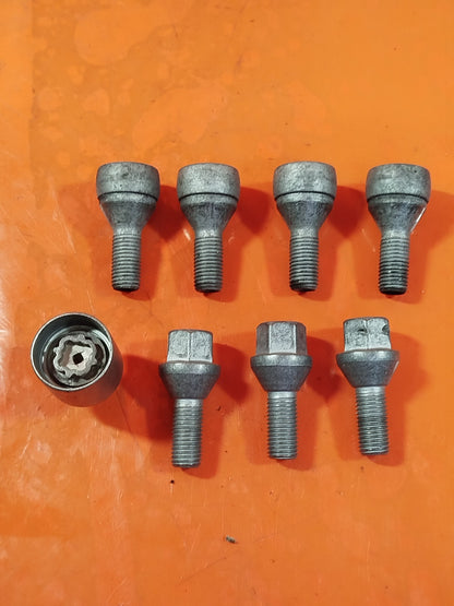 ✅RENAULT CLIO V 1.6 PETROL 2025 LOCKING WHEEL NUTS SET 8201724188 Warranty A331 - Image 1
