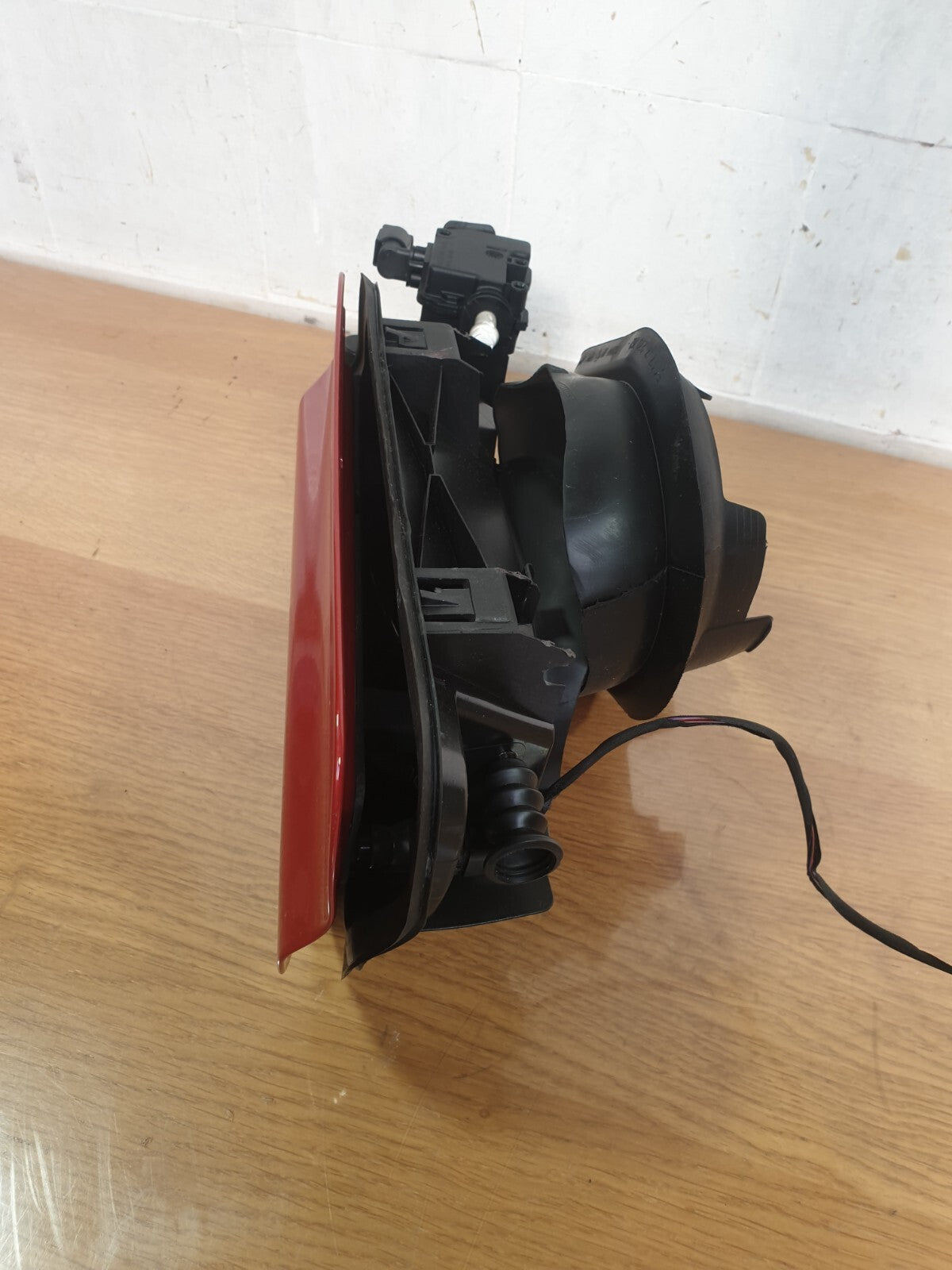 ✅2018 BMW 4 SERIES F33 SPORT 2.0D FUEL FLAP FILLER COVER RED 7286002 + WARRANTY - Image 2