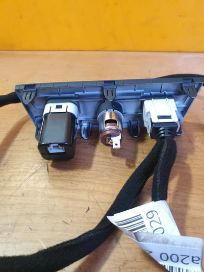 ✅2023 HYUNDAI BAYON PREM T-GDi 1.0P USB CHARGING PORT SOCKET CONNECTOR A200 - Image 4