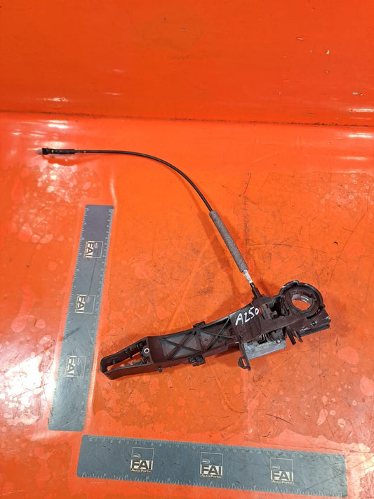 ✅RENAULT TRAFIC MK3 Sl27 1.6 DIESEL 2015 FRONT LEFT EXTERIOR DOOR HANDLE BRACKET - Image 1