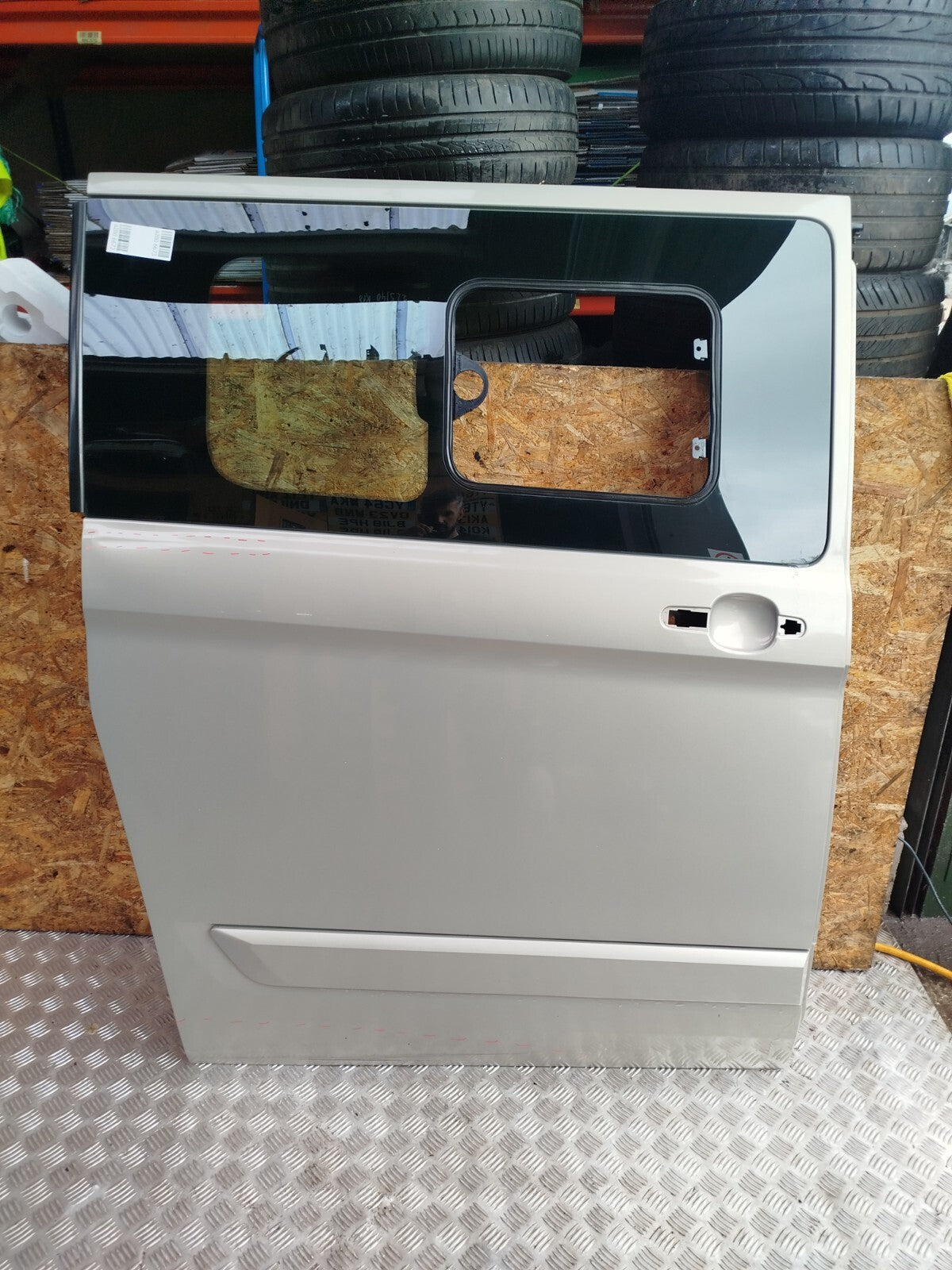✅FORD TOURNEO CUSTOM 2.2 DIESEL 2015 RIGHT SIDE SLIDING DOOR BARE SILVER Dent - Image 1