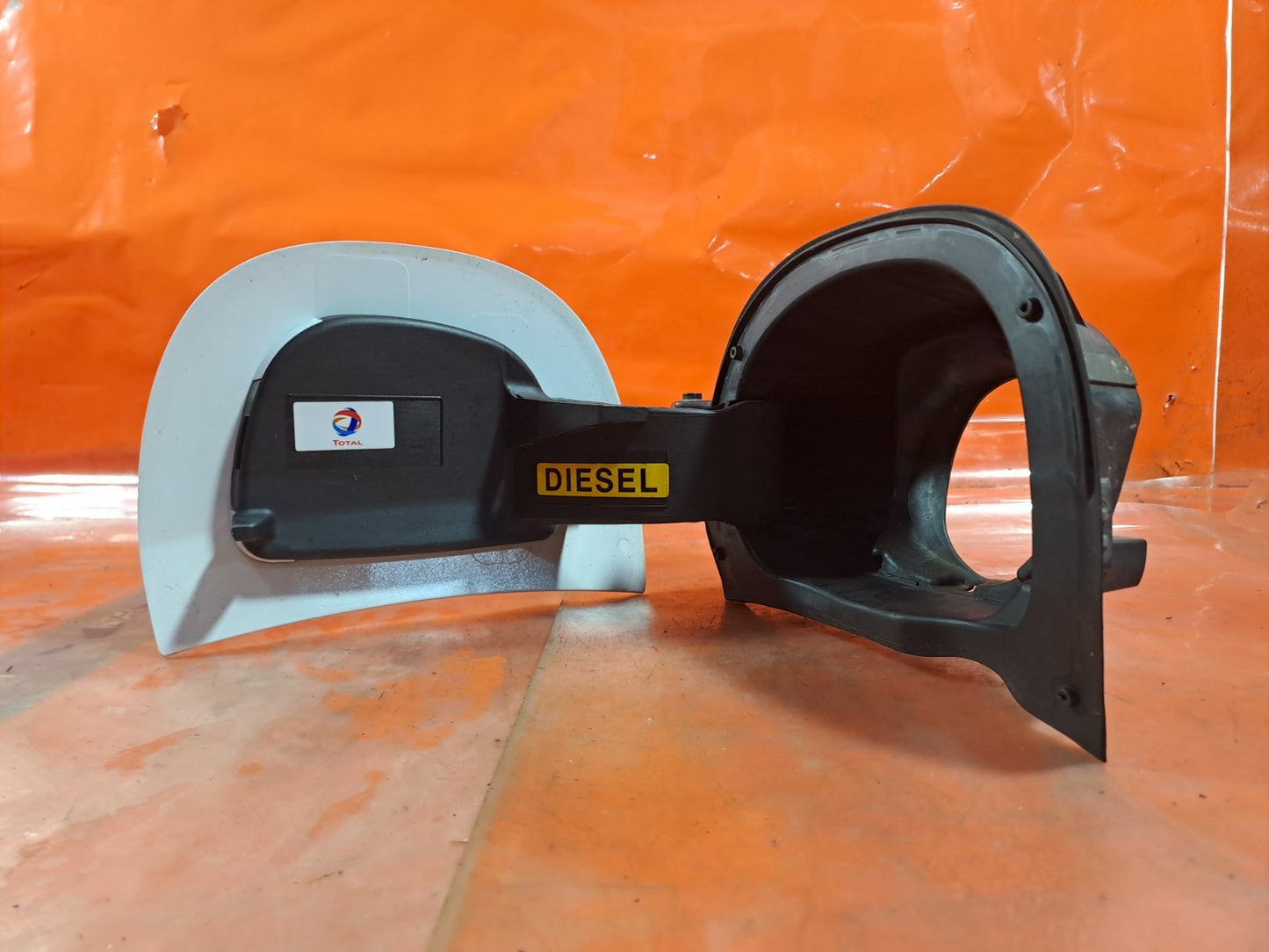✅CITROEN C4 CACTUS 1.6 DIESEL 2015 FUEL FILLER FLAP WHITE 9801501380 Warranty - Image 2