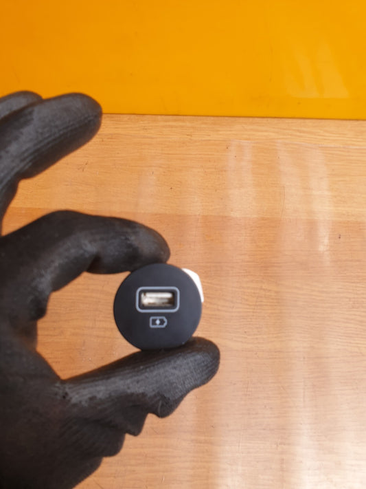 ✅2023 HYUNDAI I20 ULTIMATE 1.0P USB CHARGING PORT 96125-Q0500 + WARRANTY A180 - Image 1