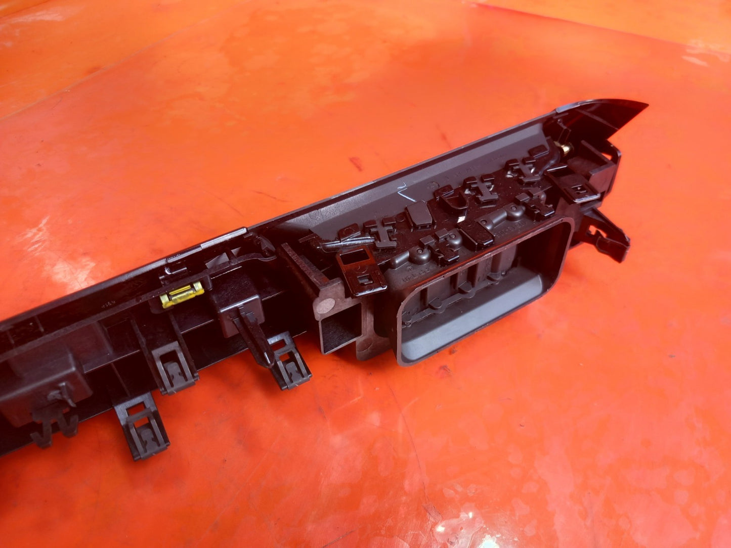 Renault Captur 1.6 Petrol 2023 Front Center Dashboard Air Vent 687618406R A392 - Image 9