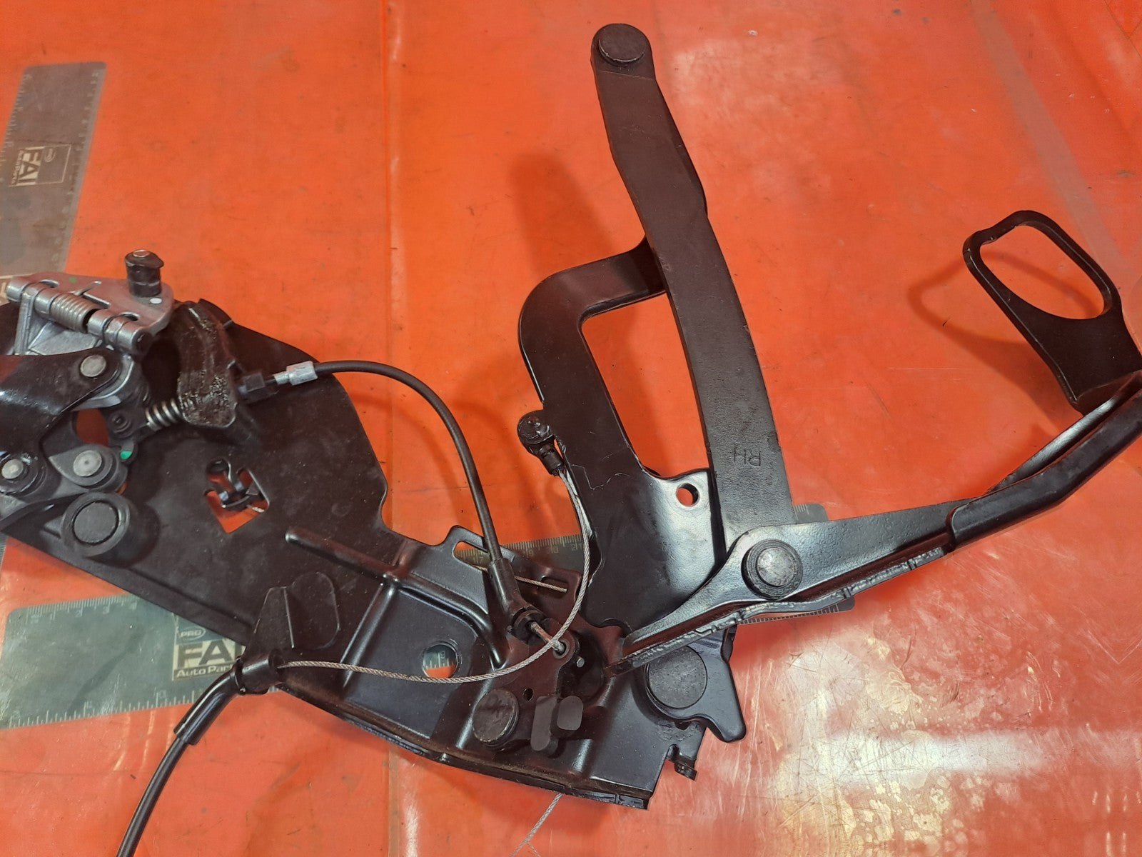 ✅2013 BMW 1 SERIES E88 CONVERTIBLE ROOF HINGE RIGHT 7174774 + WARRANTY A348 - Image 7