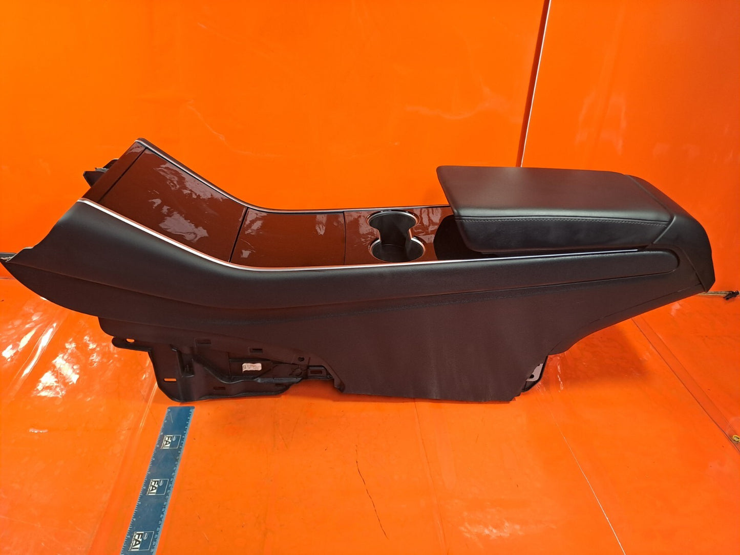 ✅TESLA MODEL 3 LONG RANGE 2020 CENTRE CONSOLE ARMREST 1087897-00-B 1522264-00-B - Image 1