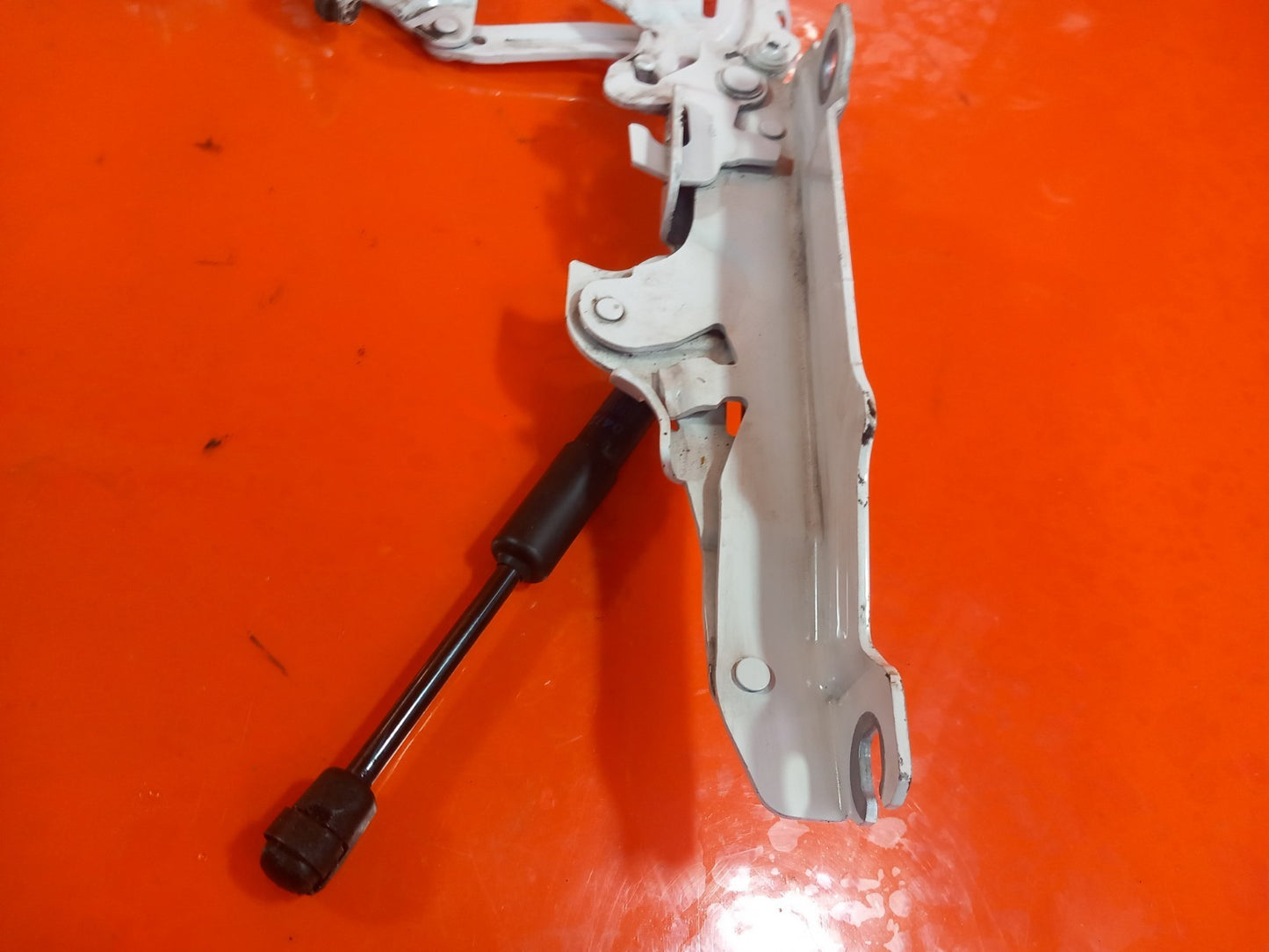 BMW F40 116D 1.5 Diesel 2021 Bonnet Hinges and Actuators 7450923 788258 A365 - Image 4