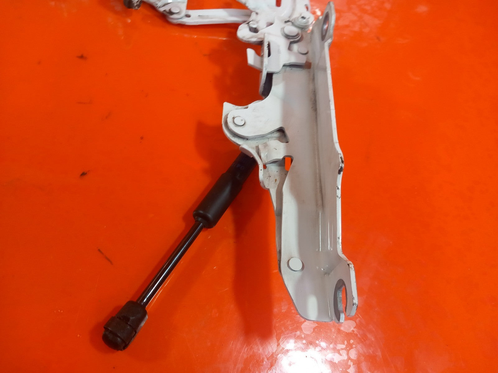 BMW F40 116D 1.5 Diesel 2021 Bonnet Hinges and Actuators 7450923 788258 A365 - Image 4