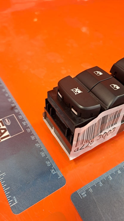 KIA XCEED 1.5 PETROL 2021 FRONT RIGHT WINDOW CONTROL SWITCH 93570J7500 Warranty - Image 8