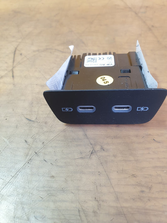 ✅VW GOLF MK8 1.5 PETROL 2022 REAR DOUBLE USB CHARGING PORT 2G6035954 Warranty - Image 1