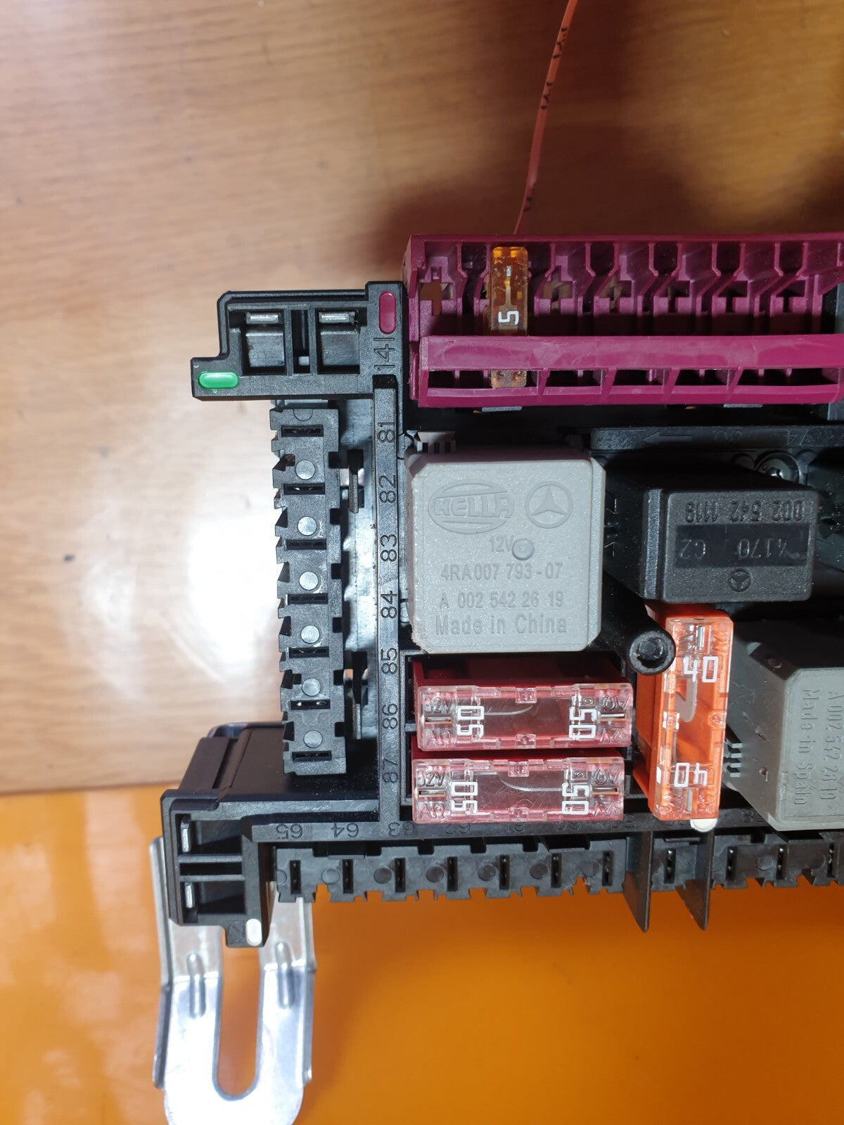 ✅2013 MERCEDES C CLASS W204 AMG 2.1D REAR FUSE BOX A2049060205 + WARRANTY A167 - Image 4