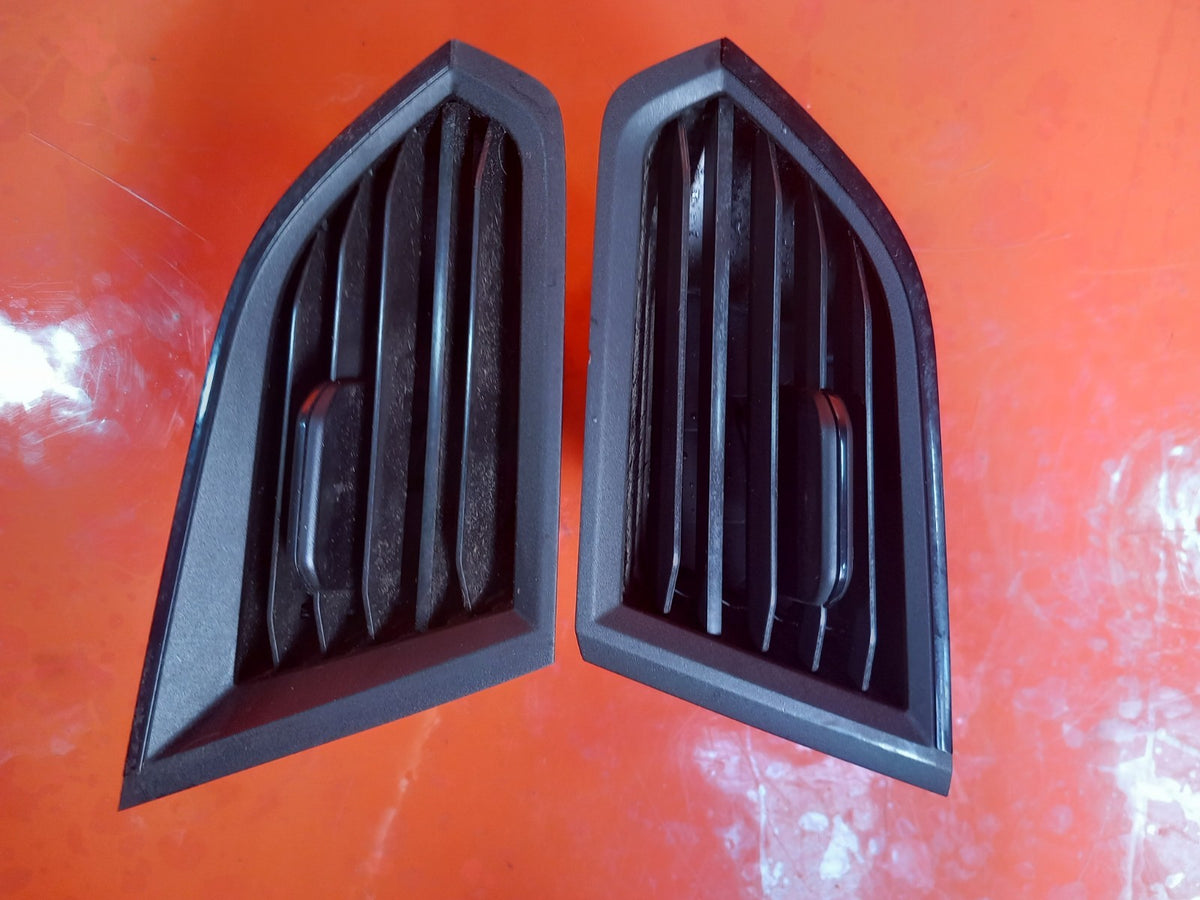 VW Transporter T30 2.0 Diesel 2021 Dashboard Air Vents Pair 7L2819704B A410 - Image 5