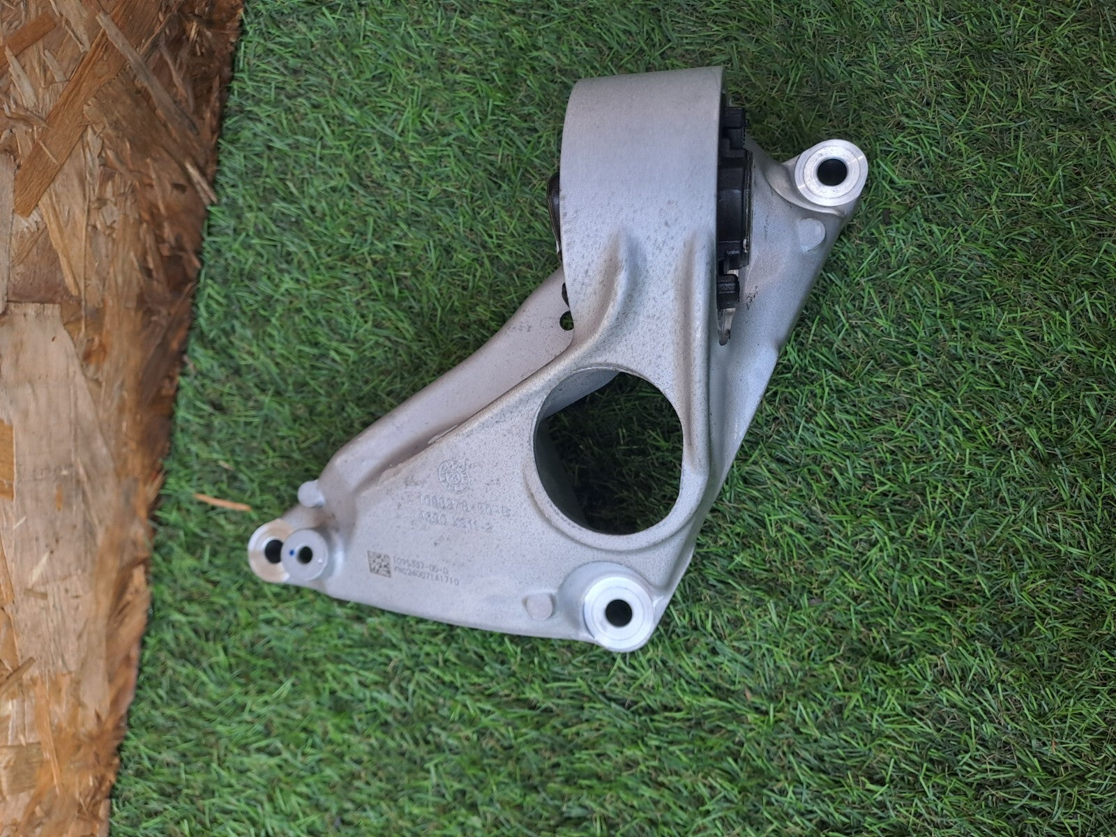 2024 TESLA MODEL 3 LONG ENGINE MOUNTING BRACKET LEFT 1093278-50-B +WARRANTY A207 - Image 4
