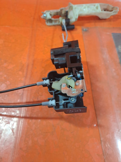 ✅SSANGYONG KORANDO 2.2 DIESEL 2015 FRONT RIGHT DOOR LOCK MECHANISM Warranty A337 - Image 10