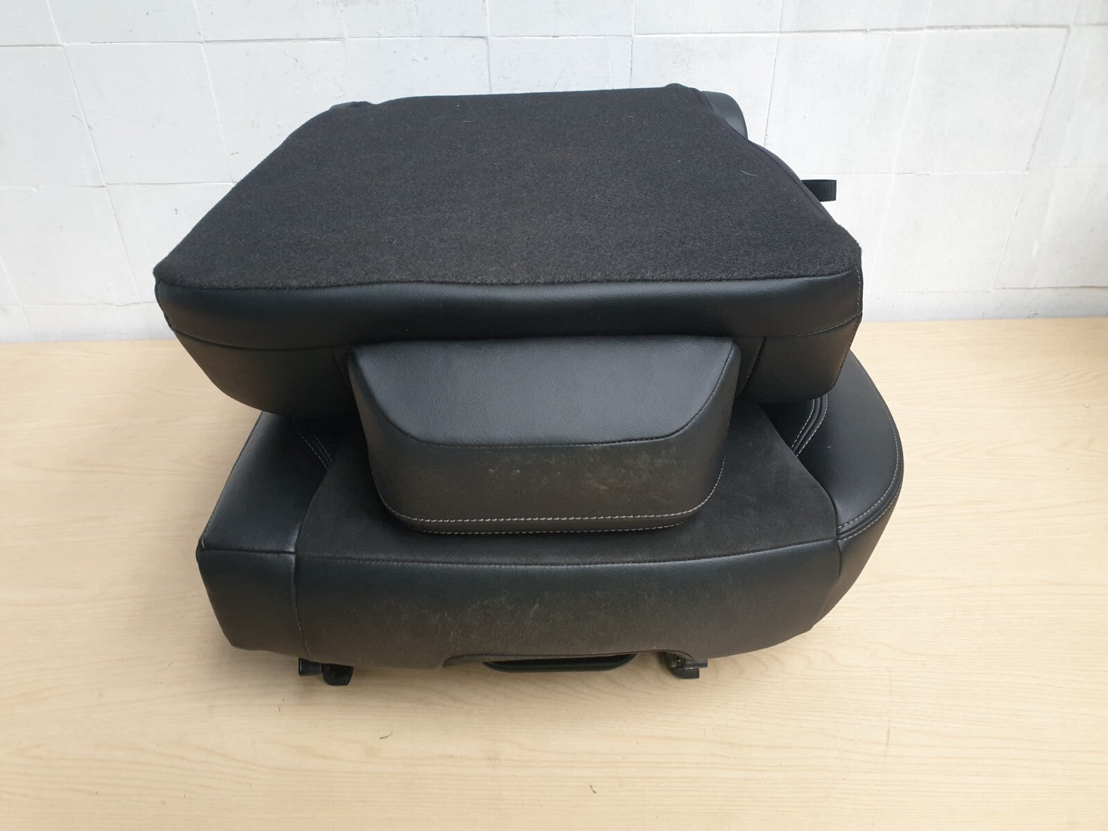 SKODA KAROQ 2020 REAR LEFT SEAT PASSENGER SIDE HALF LEATHER BLACK - Image 7