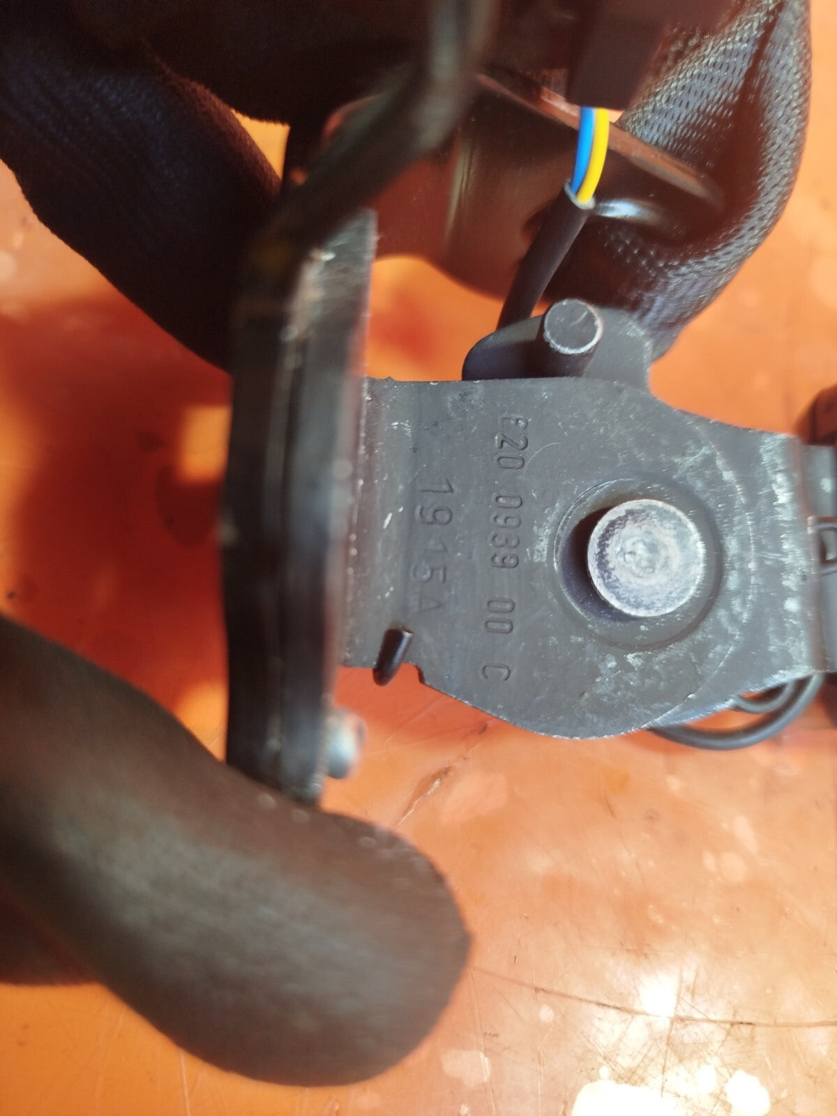 ✅AUDI A3 E-TRON 1.4 PETROL 2015 REAR MIDDLE SEAT BELT & BUCKLE 8V0857807 A204 - Image 4