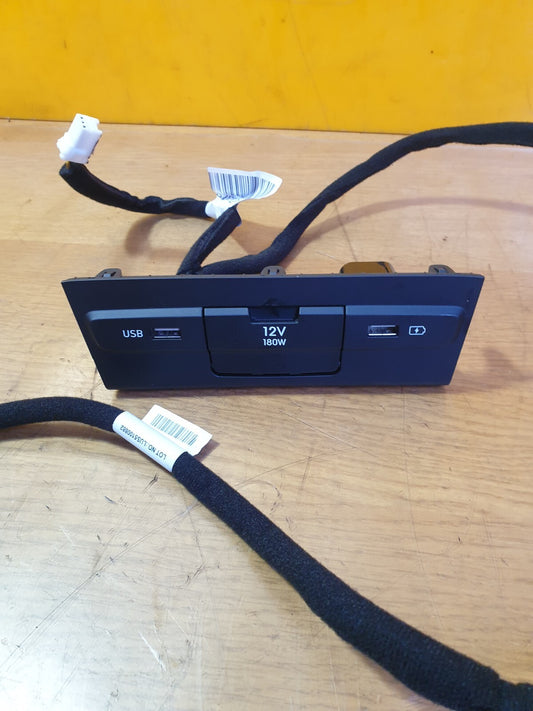 ✅2023 HYUNDAI BAYON PREM T-GDi 1.0P USB CHARGING PORT SOCKET CONNECTOR A200 - Image 1