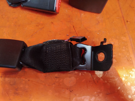 ✅2015 BMW 1 SERIES F21 REAR SEAT BELT BUCKLE SET 7266352 7355471 + WARRANTY A298 - Image 2